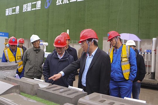 河南省住建廳副廳長(zhǎng)鞏魁生、建管處處長(zhǎng)千戰(zhàn)應(yīng)、副處長(zhǎng)郭歌舞視察現(xiàn)場(chǎng)