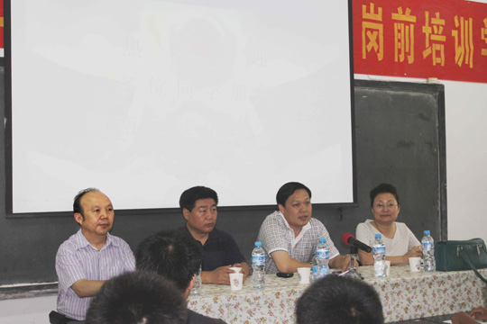公司總經(jīng)理牛小昌、黨委書記張會民到場與大學(xué)生親切交流