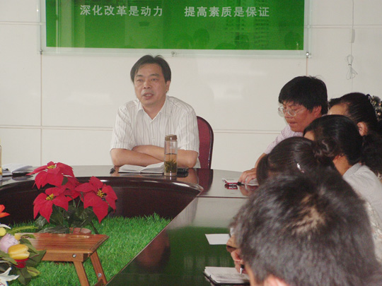 分公司經(jīng)理海文偉在會(huì)上向新學(xué)生提出希望和要求