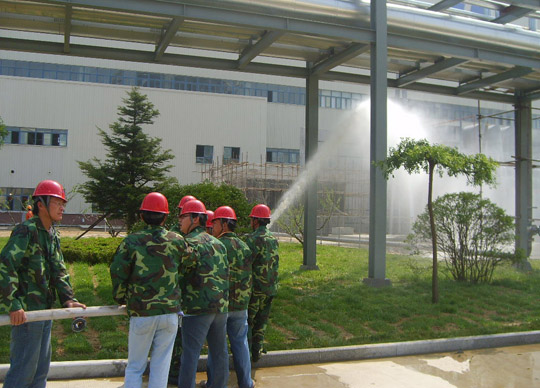 在參賽單位中,項(xiàng)目部義務(wù)消防隊(duì)第一個(gè)放出水龍救火