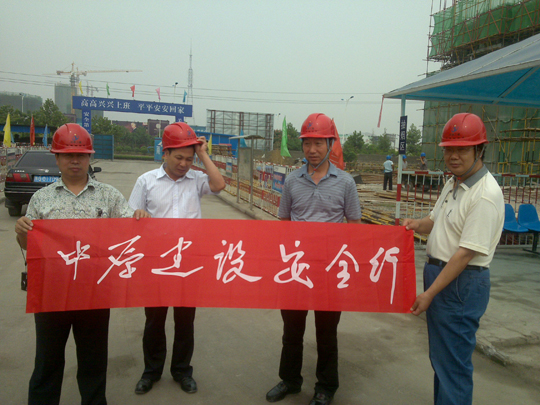 來(lái)訪(fǎng)領(lǐng)導(dǎo)與公司副總工李新惠合影留念