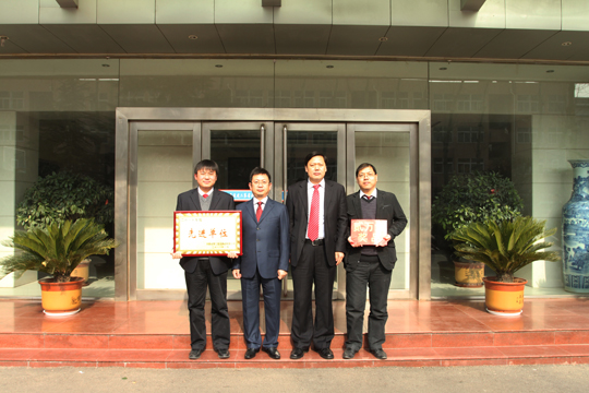 董事長黃道元、總經(jīng)理牛小昌和第七分公司有關(guān)領(lǐng)導(dǎo)合影留念