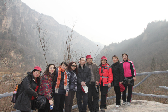 集團公司領(lǐng)導(dǎo)和女員工登山途中合影
