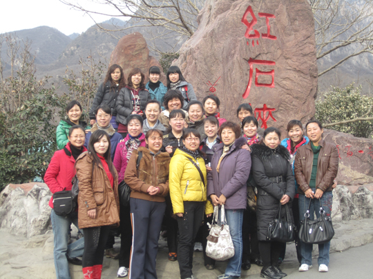 女工們?cè)诩t石峽景點(diǎn)合影