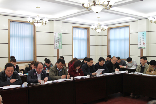 參會人員認真聽取報告