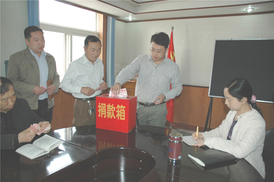 大家伸出援之手,將善款連同愛心與真情投入捐款箱中