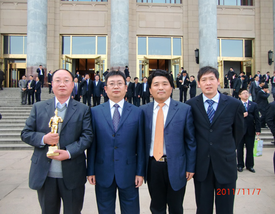 董事長黃道元和總工程師王慶偉、項目經(jīng)理雒加巖、李海峰在人民大會堂前合影