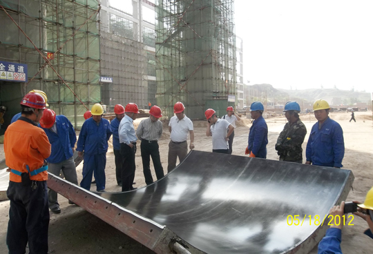 董事長(zhǎng)一行察看清水川電廠空冷柱施工模板工藝