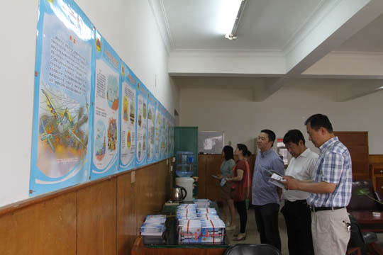 演練前集團公司機關(guān)及各單位員工學習防空、防災(zāi)知識