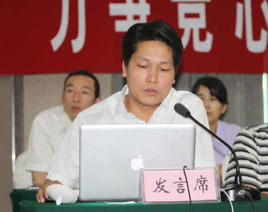 副總經(jīng)理張俊峰代表第二項(xiàng)目管理部作標(biāo)準(zhǔn)化施工經(jīng)驗(yàn)介紹