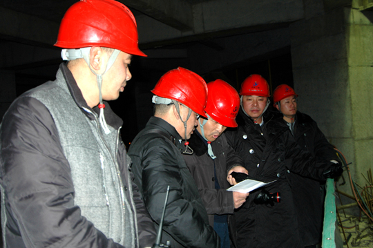 數(shù)據(jù)戰(zhàn)，及時匯總各樓層各吊點監(jiān)測數(shù)據(jù)，迅速決策提升操作.JPG