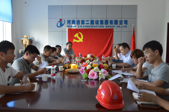 黨支部書記魏燕敏向黨員進(jìn)行黨建知識的宣講