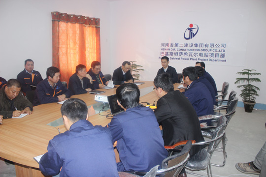 在項目部會議室與員工親切交談 