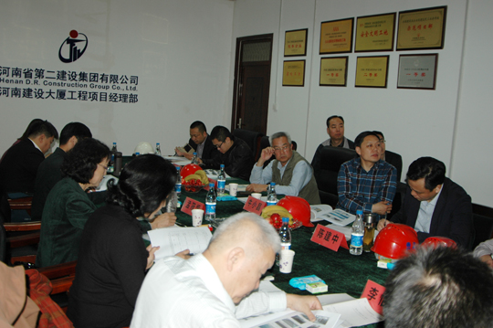 專家組聽取項(xiàng)目參建各方的匯報(bào)
