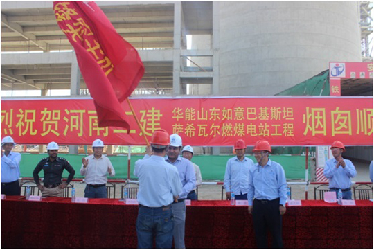 薩希瓦爾市長(zhǎng)阿西夫先生親自為項(xiàng)目部授旗