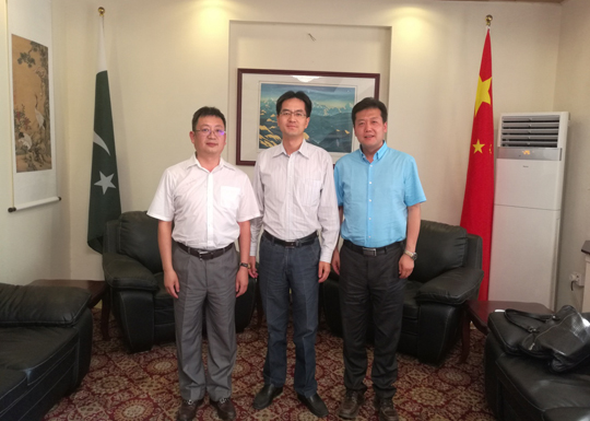 董事長、崔總與中國駐拉合爾總領(lǐng)事館王大學(xué)領(lǐng)事合影