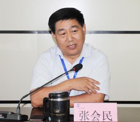 集團公司黨委書記張會民為大家上黨課