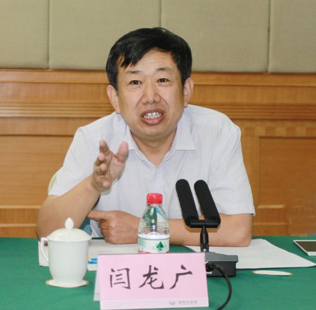 集團(tuán)公司副總經(jīng)理閆龍廣主持會(huì)議