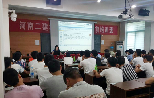 河南師范大學(xué)商學(xué)院朱建教授為大家講述禮儀知識(shí)