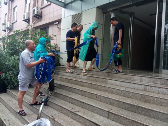 救險人員連接水泵和皮管外排積水