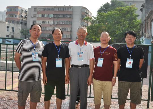 公司和住建委代表隊(duì)其他單位運(yùn)動(dòng)員在比賽場(chǎng)外合影