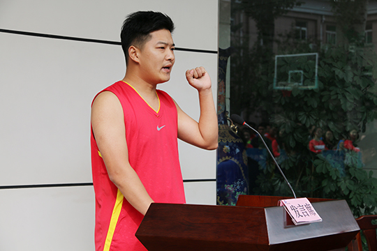 運動員代表李亮亮在會上宣誓