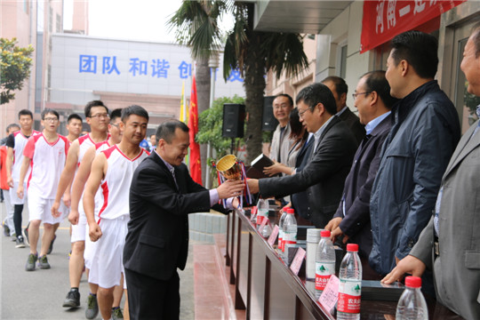 集團(tuán)公司董事長黃道元等領(lǐng)導(dǎo)為獲獎團(tuán)隊(duì)頒獎