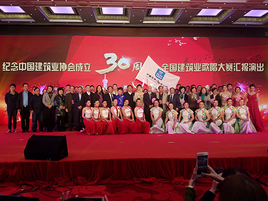 中建協(xié)領(lǐng)導(dǎo)、大賽評委與參加演出人員合影留念