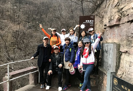 集團(tuán)公司領(lǐng)導(dǎo)和部分女工在游覽過(guò)程中駐足合影