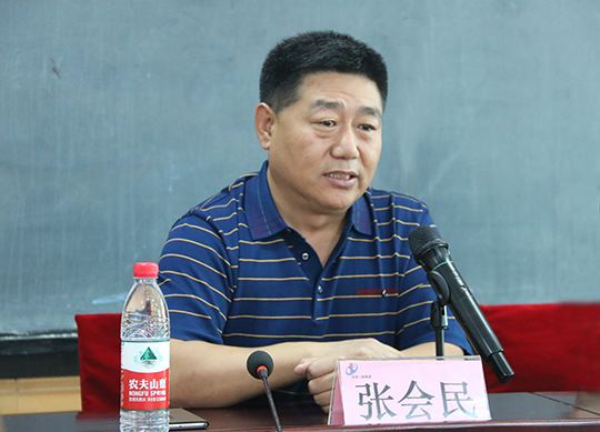 集團公司黨委書記張會民在開班儀式上致辭