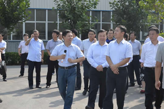 集團公司副總經(jīng)理都宏全向省市縣領(lǐng)導(dǎo)介紹園區(qū)整體規(guī)劃