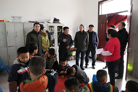集團公司總部志愿者們察看幼兒活動室