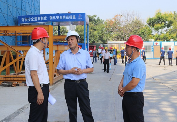 牛小昌副董事長陪同鄭州大學(xué)吳宏陽副校長現(xiàn)場觀摩 .jpg