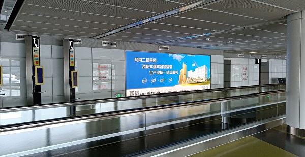 2、機(jī)場廣告現(xiàn)場圖.jpg