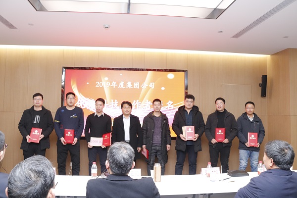 11、集團(tuán)公司副董事長、技術(shù)委員會(huì)主任王慶偉為“優(yōu)秀科技工作者提名”頒發(fā)榮譽(yù)證書.JPG