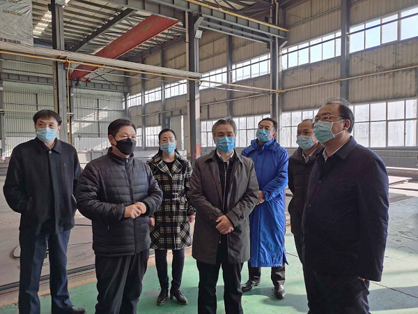 王副市長實地觀摩鋼結(jié)構(gòu)生產(chǎn)車間.jpeg 王副市長實地觀摩鋼結(jié)構(gòu)生產(chǎn)車間.jpeg
