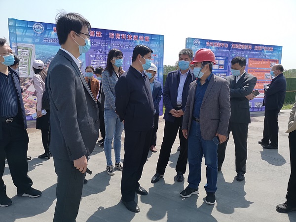 集團公司副總經(jīng)理閆龍廣與史占勇副市長就工程創(chuàng)優(yōu)詳細交談.jpg