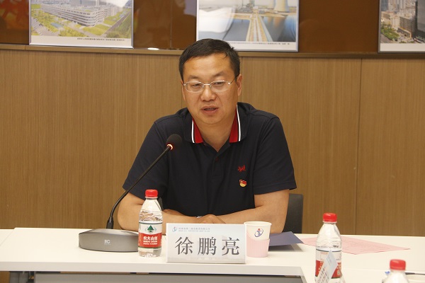 共青團新鄉(xiāng)市委書記徐鵬亮和與會青年代表親切交流.JPG 共青團新鄉(xiāng)市委書記徐鵬亮和與會青年代表親切交流.JPG
