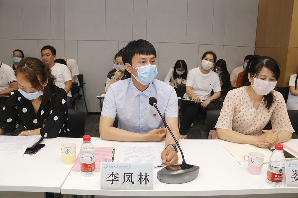 “全國優(yōu)秀共青團員”稱號獲得者李鳳林分享個人先進事例.JPG “全國優(yōu)秀共青團員”稱號獲得者李鳳林分享個人先進事例.JPG