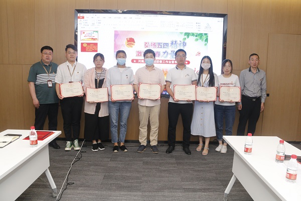集團公司黨委副書記陳百斌、人力資源總監(jiān)張浩敏為“2019年度優(yōu)秀青年崗位能手”獲獎?wù)哳C獎.JPG 集團公司黨委副書記陳百斌、人力資源總監(jiān)張浩敏為“2019年度優(yōu)秀青年崗位能手”獲獎?wù)哳C獎.JPG