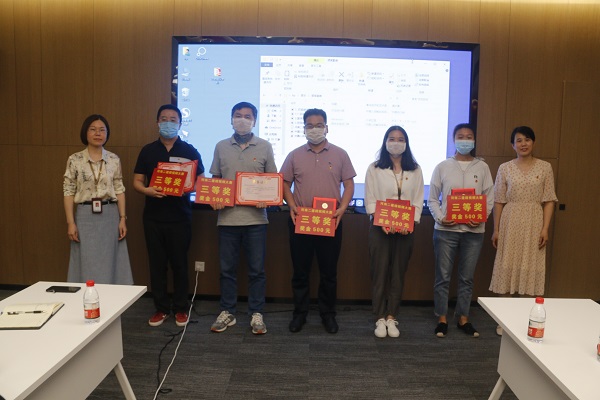集團公司辦公室主任張嵐、工會副主席婁梅月為微視頻大賽獲獎單位頒獎.JPG 集團公司辦公室主任張嵐、工會副主席婁梅月為微視頻大賽獲獎單位頒獎.JPG
