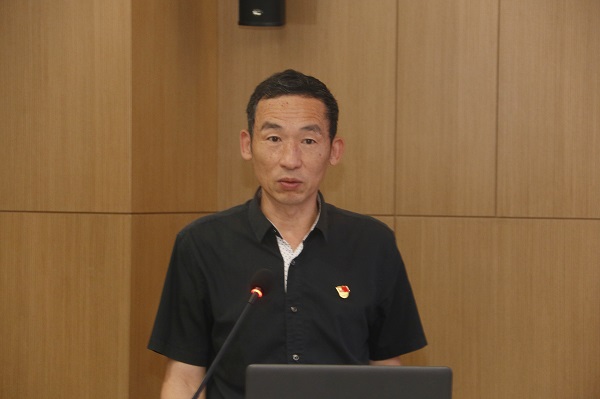 集團公司監(jiān)事會主席、黨委副書記陳百斌宣讀《關于表彰集團公司先進基層黨組織和優(yōu)秀共產黨員的決定》.jpg