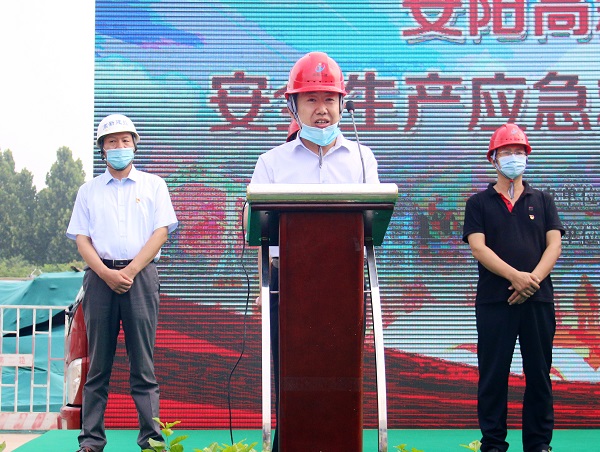 集團公司副總經理閆龍廣代表公司作先進典型發(fā)言.JPG