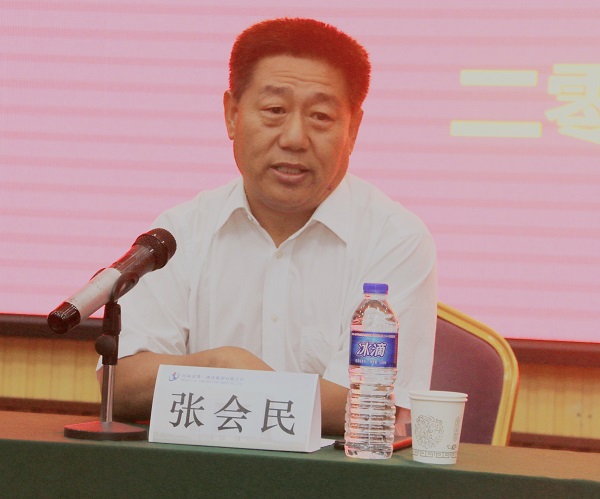 集團公司黨委書記張會民對新員工提出希冀.jpg