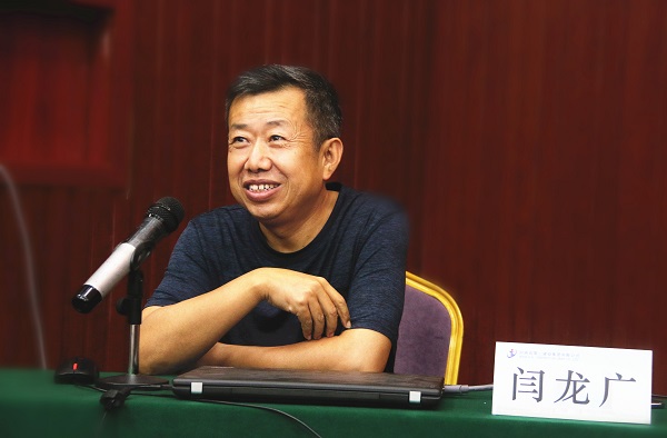 集團公司副總經(jīng)理閆龍廣告誡新員工要時刻樹立安全意識.jpg