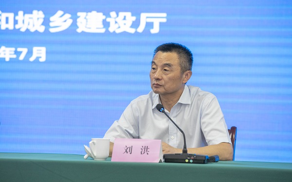 6劉洪主持會(huì)議.jpg 6劉洪主持會(huì)議.jpg