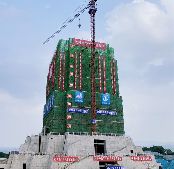 洛陽(yáng)牡丹博物館建設(shè)項(xiàng)目主體結(jié)構(gòu)順利封頂.jpg 洛陽(yáng)牡丹博物館建設(shè)項(xiàng)目主體結(jié)構(gòu)順利封頂.jpg