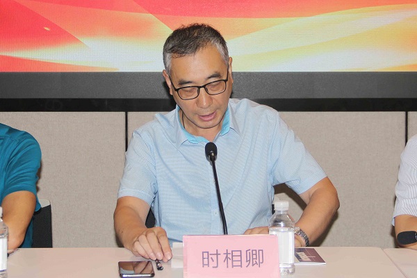 新鄉(xiāng)市墻體材料行業(yè)協(xié)會(huì)會(huì)長(zhǎng)時(shí)相卿宣讀分會(huì)成立相關(guān)文件.jpg 新鄉(xiāng)市墻體材料行業(yè)協(xié)會(huì)會(huì)長(zhǎng)時(shí)相卿宣讀分會(huì)成立相關(guān)文件.jpg