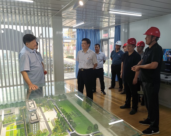 河南省紀(jì)委副書記吳宏亮一行參觀建筑沙盤模型了解整體規(guī)劃.jpg 河南省紀(jì)委副書記吳宏亮一行參觀建筑沙盤模型了解整體規(guī)劃.jpg