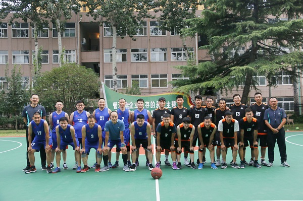 兩隊球員合影留念.jpg 兩隊球員合影留念.jpg
